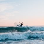 Surf : comment débuter et choisir la planche idéale pour vous ?